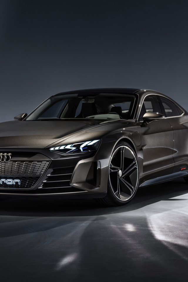 Автомобиль Audi E-Tron GT, 2019 на сером фоне