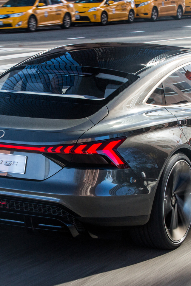 Автомобиль Audi E-Tron GT, 2019 года вид сзади