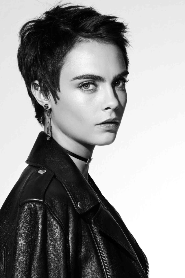 Кара Делевинь в черной кожаной куртке