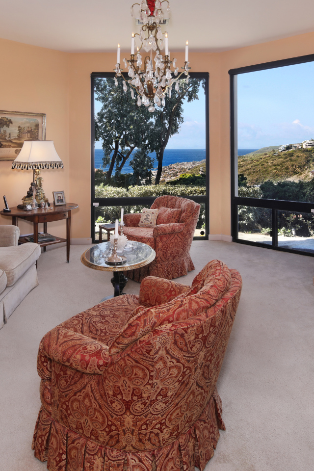 Уютная гостиная с мебелью и большими окнами