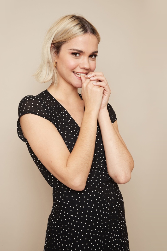 Милая девушка блондинка, актриса Майя Митчелл