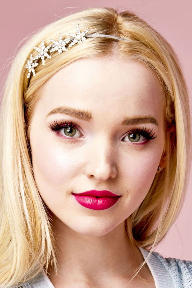 Милая девушка актриса Дав Кэрон на розовом фоне