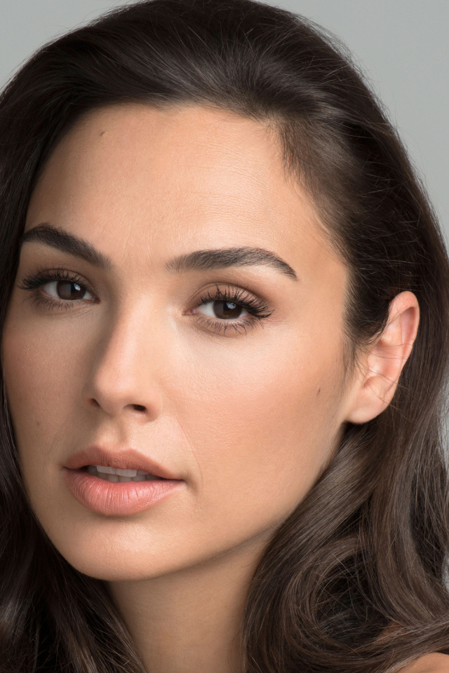 Нежная Галь Гадот на сером фоне