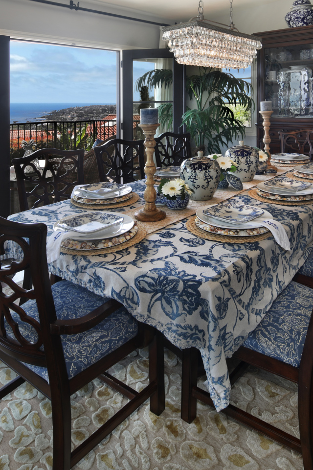 Столовая комната с большим дубовым столом  и красивой посудой