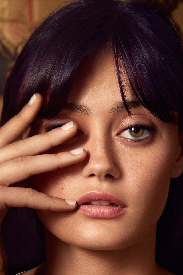 Английская актриса Элла Пернелл с рукой у лица