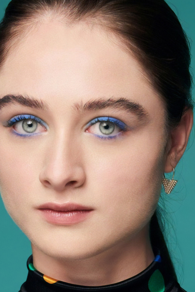 Лицо красивой молодой актрисы Рэффи Кэссиди