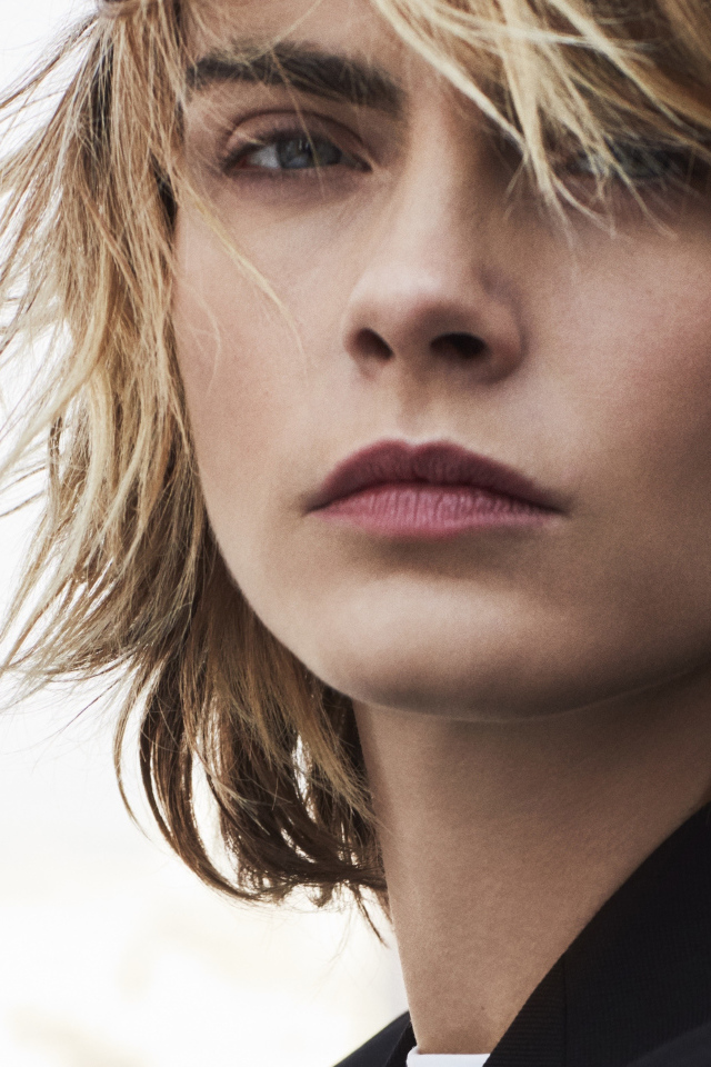 Лицо актрисы Кары Делевинь крупным планом
