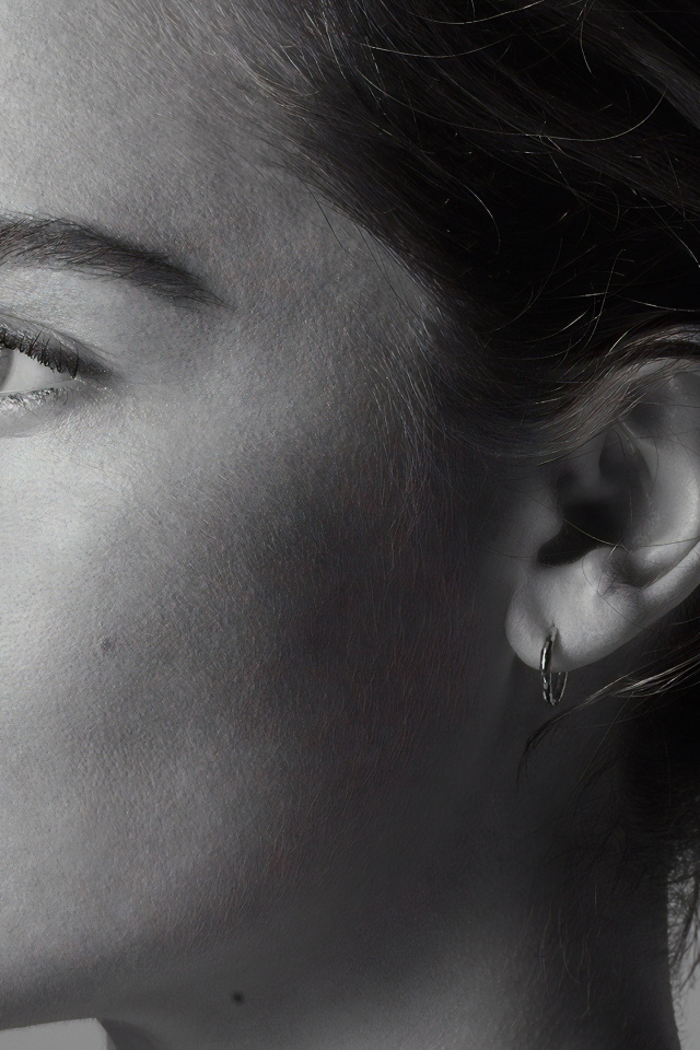 Лицо актрисы Эмилии Кларк крупным планом