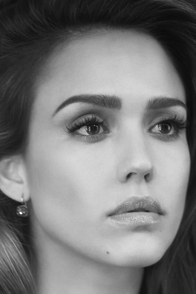 Лицо актрисы Джессики Альбы черно белое фото 