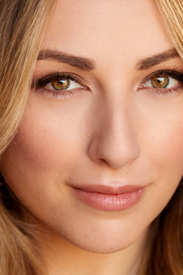 Лицо актрисы Никки Поснер крупным планом