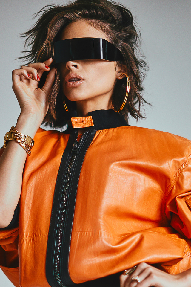 Модная актриса Оливия Калпо в кожаной куртке на сером фоне