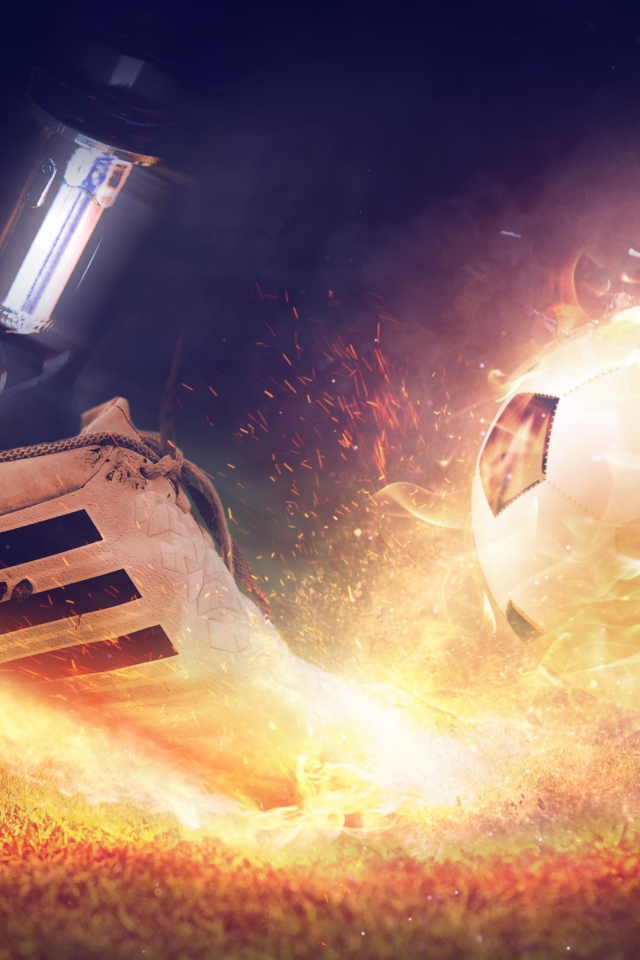 Нога отбивает огненный футбольный мяч