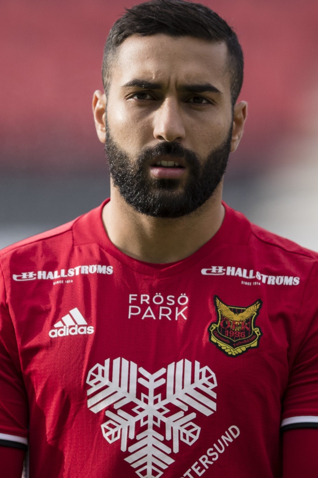 Футболист Саман Годдос в красной форме