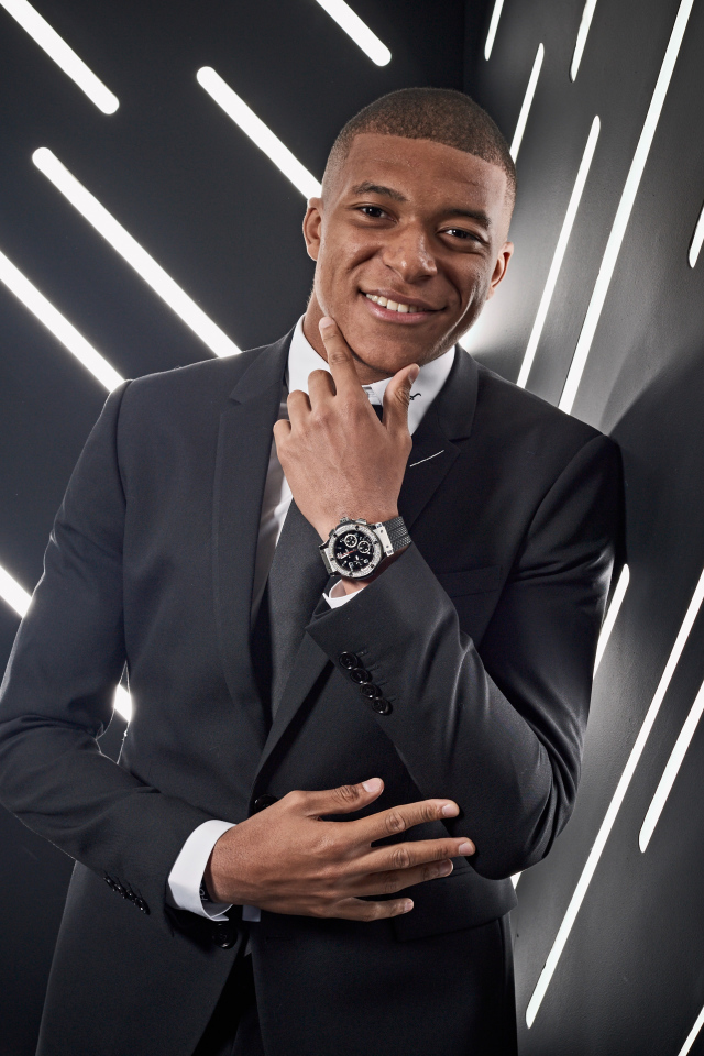 Французский футболист Килиан Мбаппе в костюме