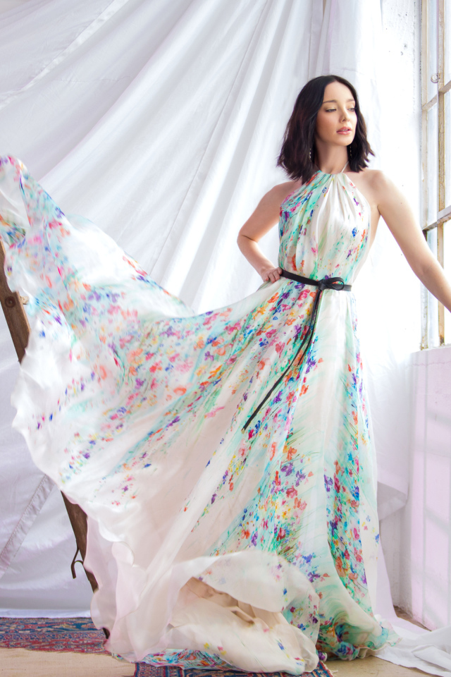 Девушка в красивом платье, актриса Эмма Дюмон у окна