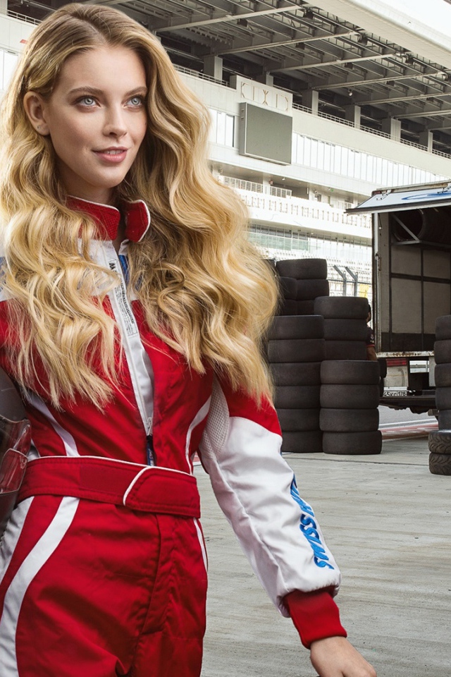 Девушка гонщица с шлемом в руках