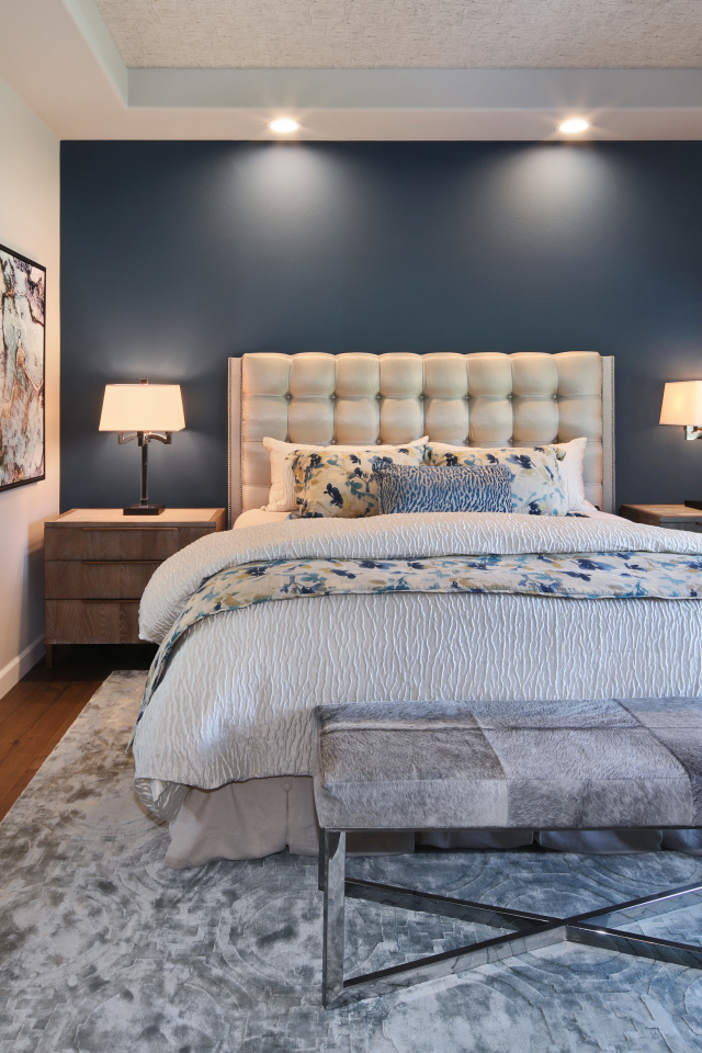 Спальня в серых тонах с большой кроватью