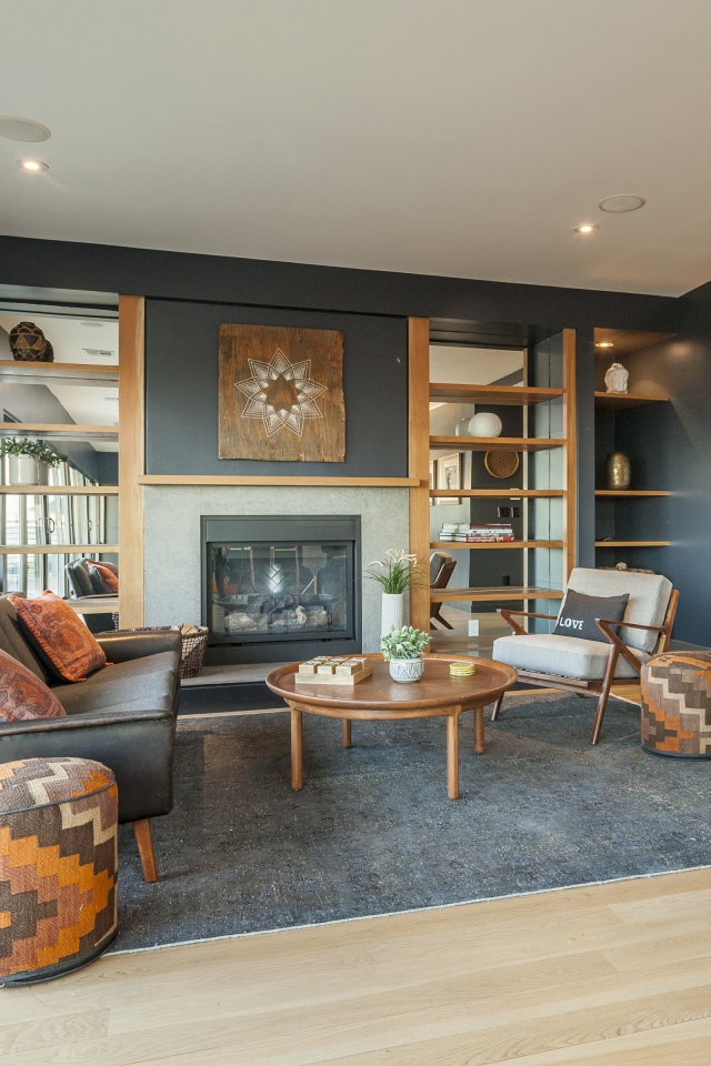 Гостиная комната в серых тонах с большим окном