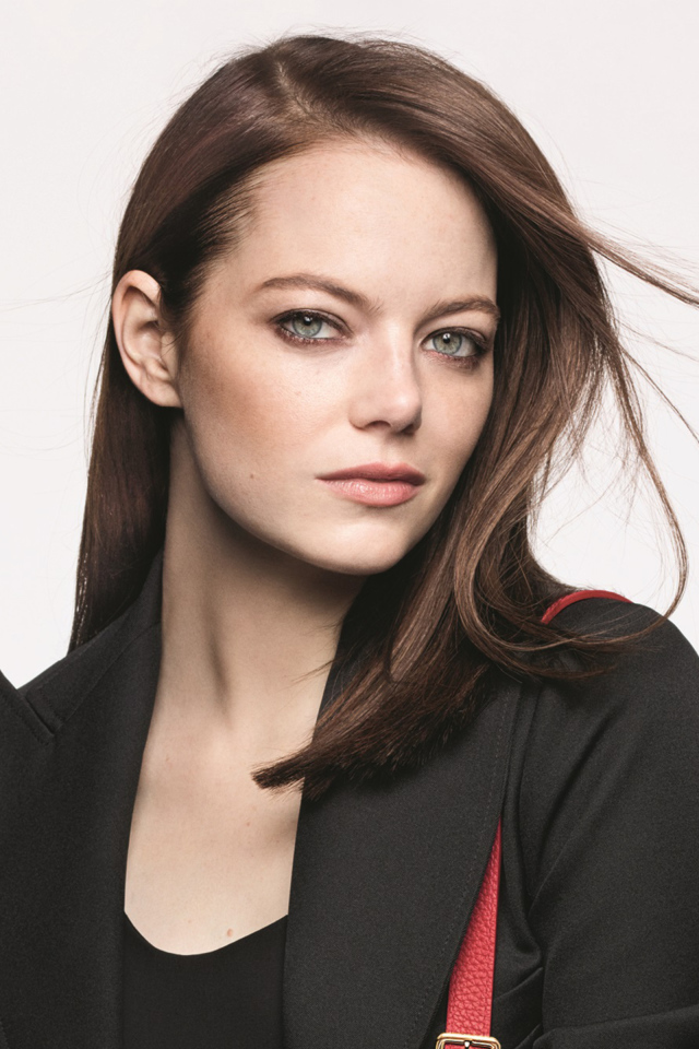 Зеленоглазая девушка, актриса Эмма Стоун на белом фоне