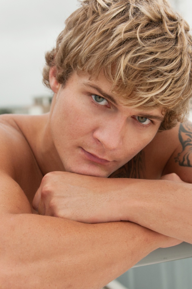 Красивый мужчина с татуировкой на плече 