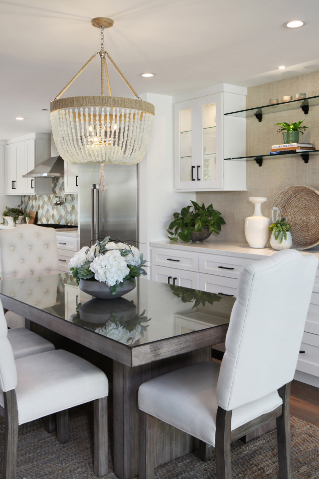 Кухня со столовой с белой мебелью 