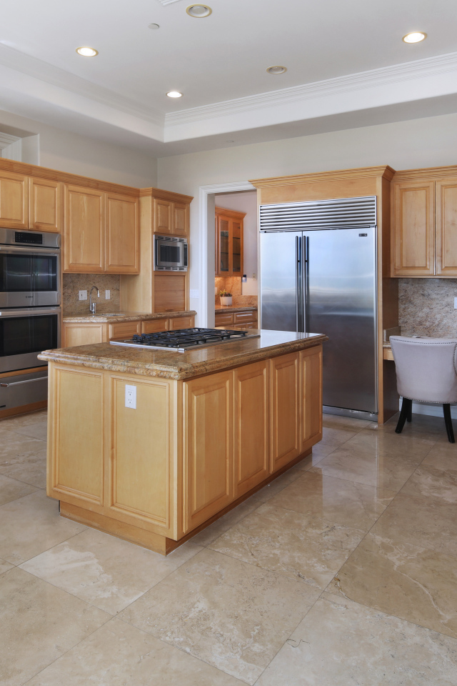 Большая кухня с деревянным интерьером