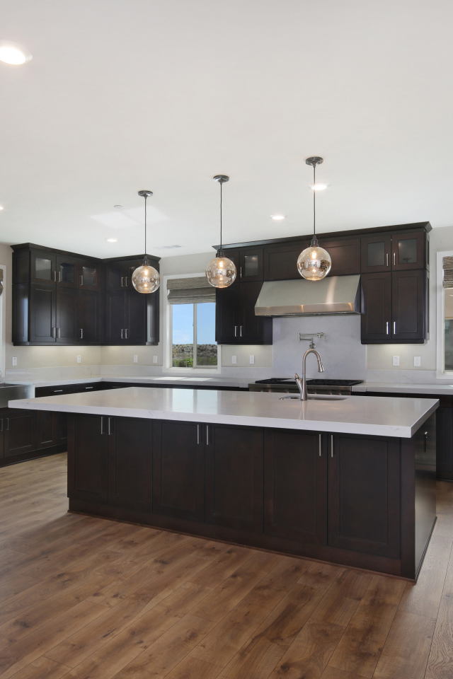 Большая просторная кухня с мебелью в коричневых тонах