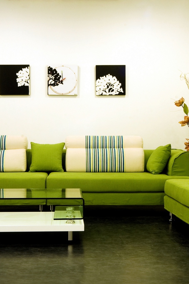 Гостиная комната с большим зеленым диваном 
