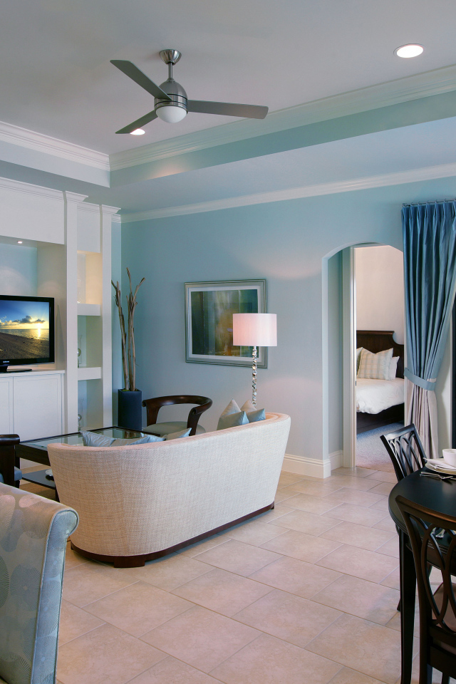 Гостиная комната с кухней у окна 