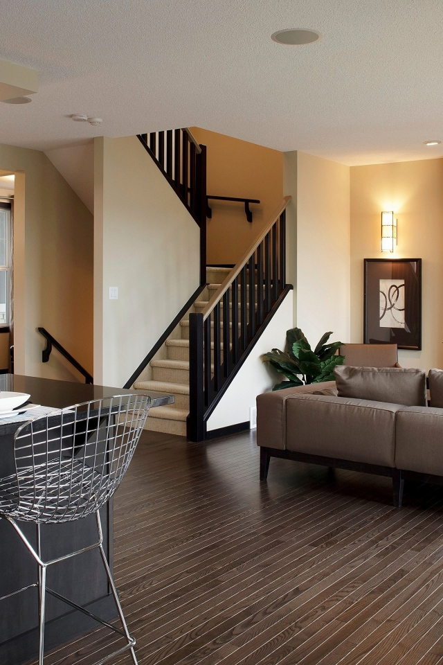 Гостиная с диваном совмещенная с кухней 