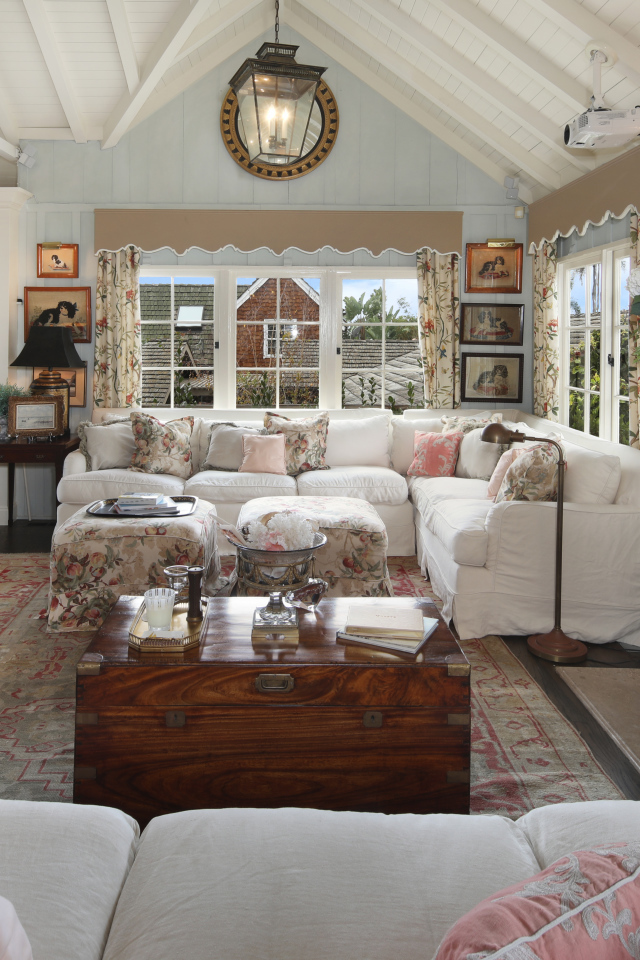 Гостиная комната с диванами и мягким креслом с камином