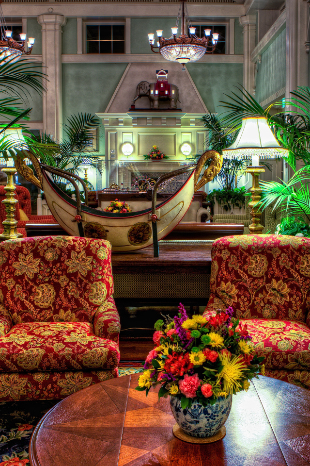 Гостиная комната с винтажной мебелью и пальмами 