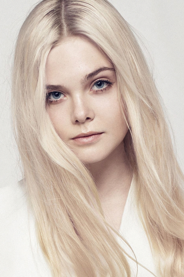 Длинноволосая актриса Эль Фэннинг на сером фоне