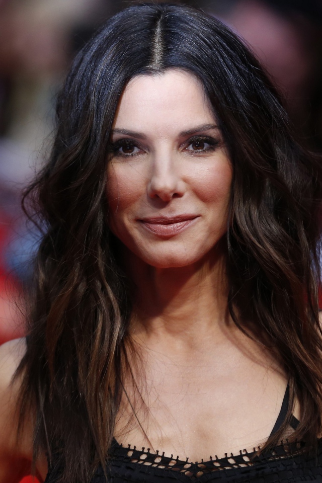 Длинноволосая брюнетка, актриса Сандра Буллок