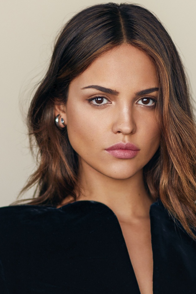 Мексиканская актриса Эйса Гонсалес на сером фоне