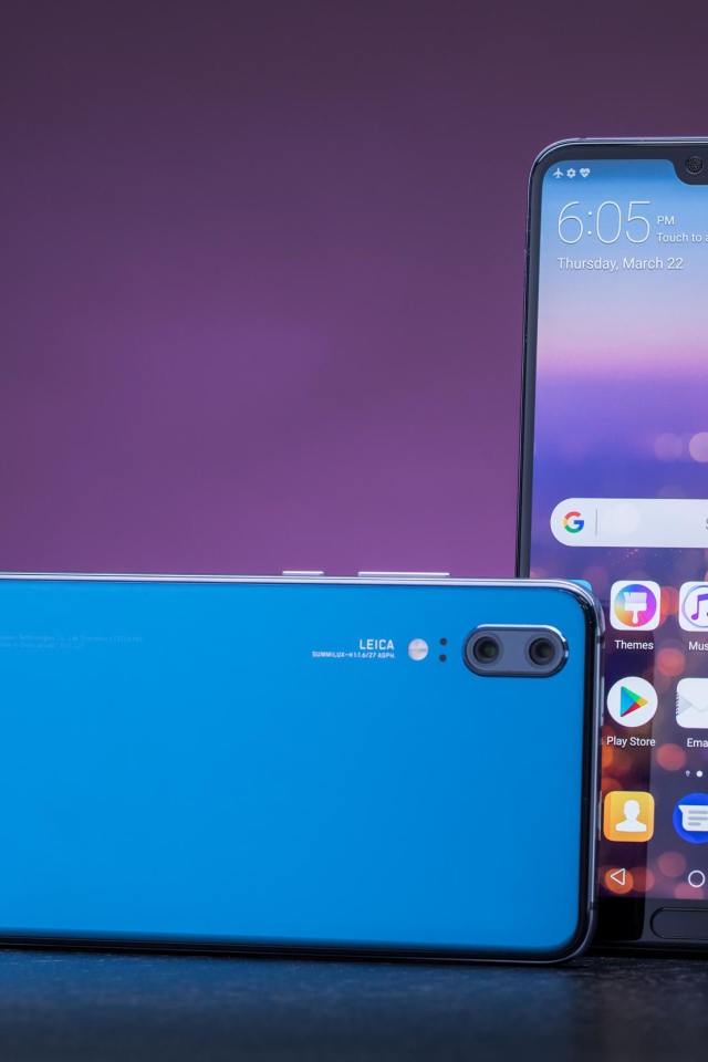 Новый тонкий смартфон Huawei P20 Pro на фиолетовом фоне