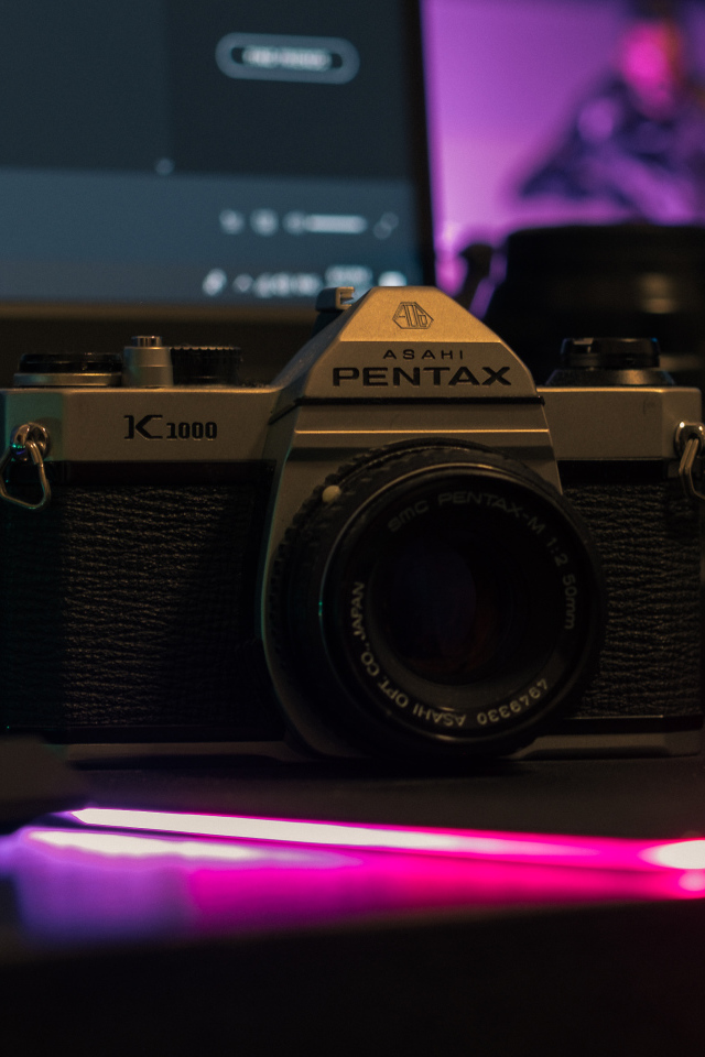 Фотоаппарат Pentax на столе с компьютером