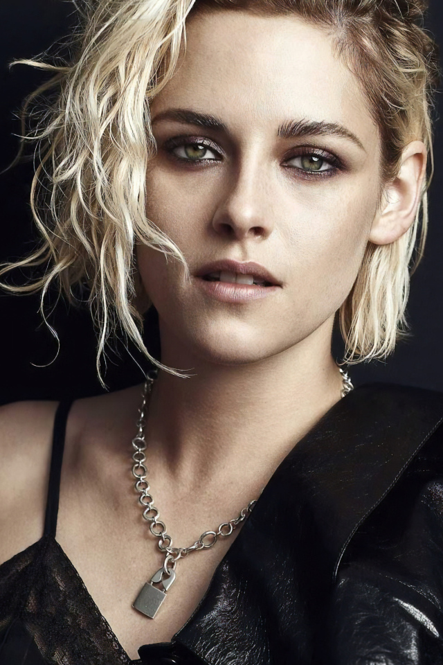 Популярная актриса Кристен Стюарт на сером фоне