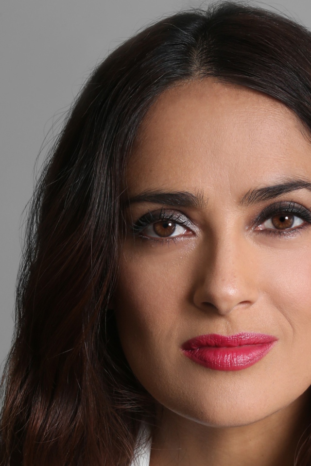 Популярная актриса Сальма Хайек лицо крупным планом