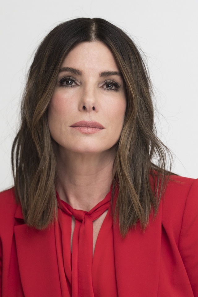 Популярная актриса Сандра Буллок в красном костюме 