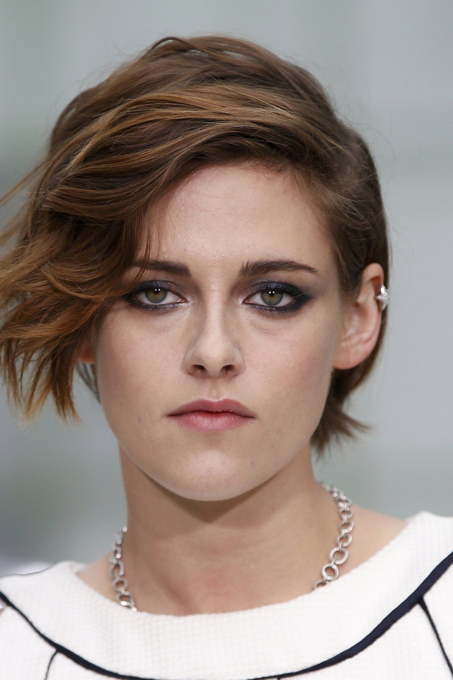 Популярная молодая актриса Кристен Стюарт с короткой стрижкой