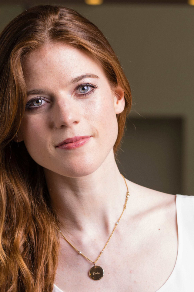 Милая девушка, актриса Роуз Лесли с украшением на шее 