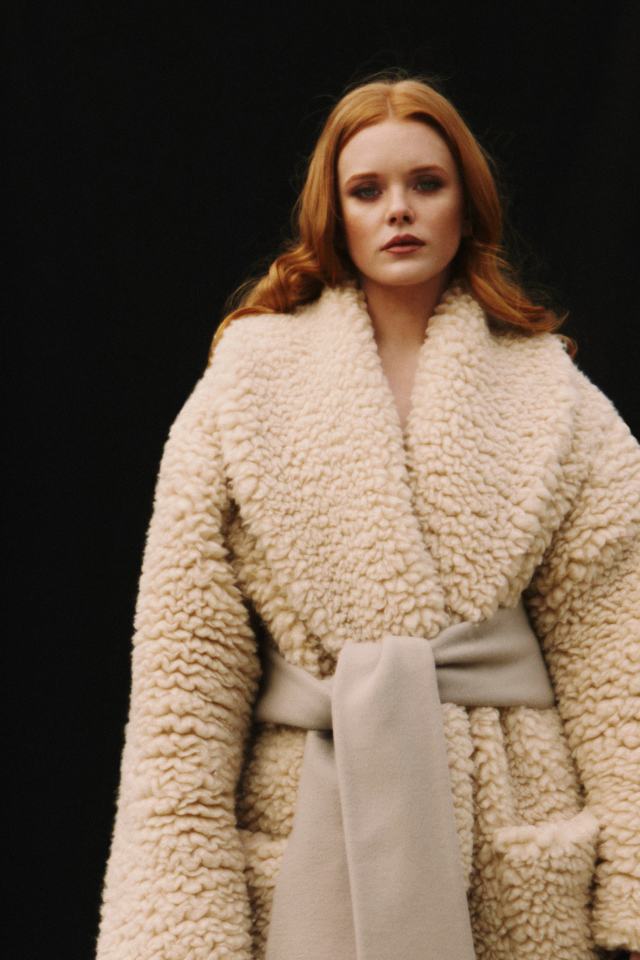 Рыжеволосая актриса Эбигейл Коуэн в шубе