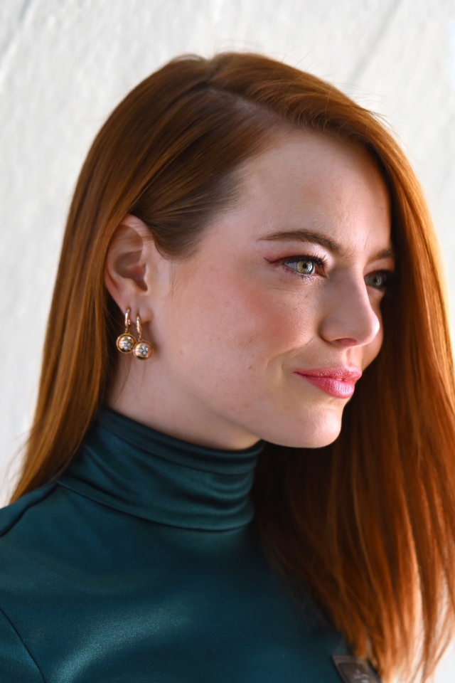 Рыжеволосая актриса Эмма Стоун вид сбоку