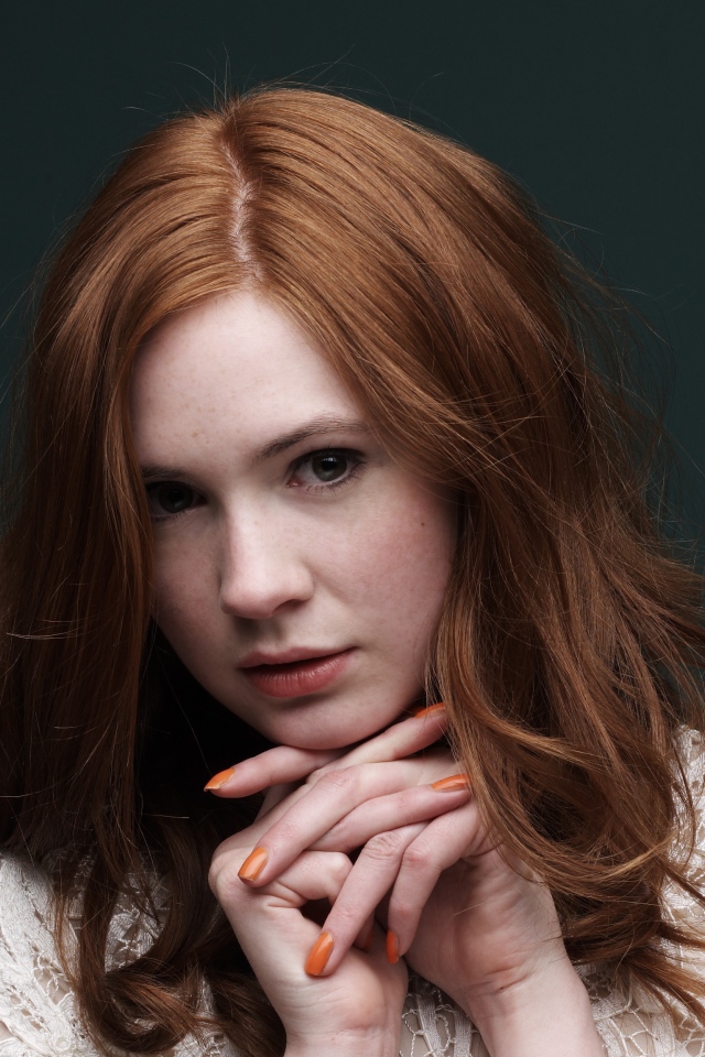 Рыжеволосая актриса Карен Гиллан на сером фоне