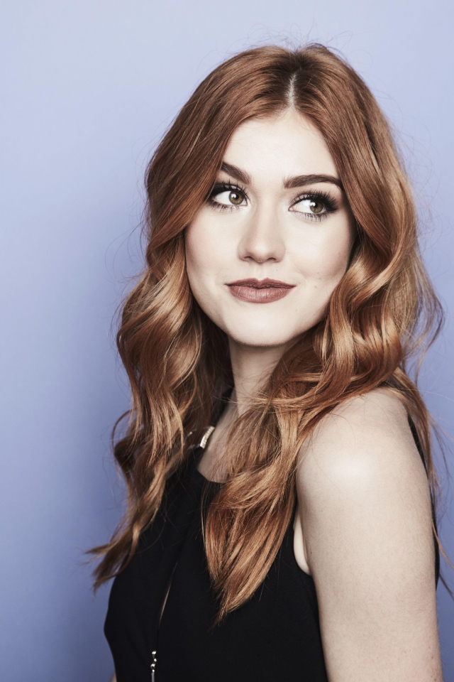 Рыжеволосая актриса Кэтрин Макнамара на сером фоне