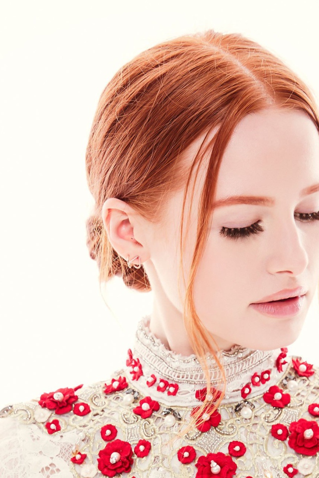 Рыжеволосая актриса Мэделин Петш на белом фоне