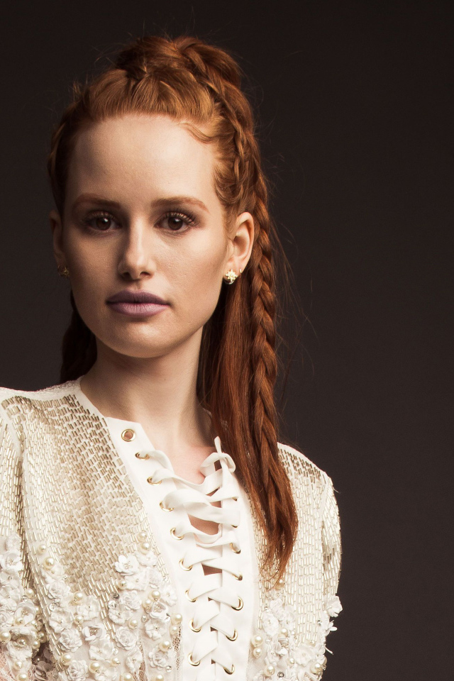 Рыжеволосая актриса Мэделин Петш в белом платье на сером фоне