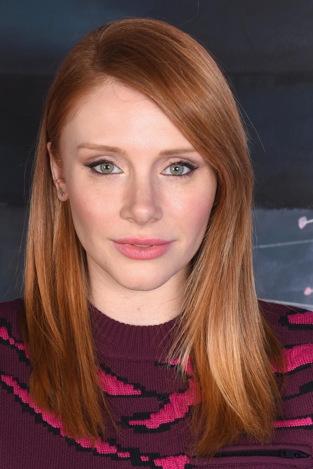 Рыжеволосая девушка, актриса Брайс Даллас Ховард 