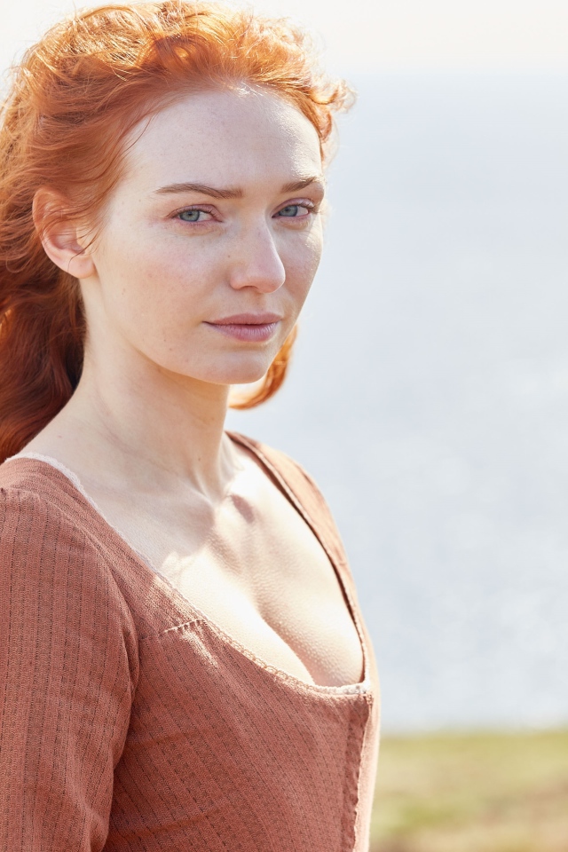 Рыжеволосая девушка, актриса Элеонор Томлинсон